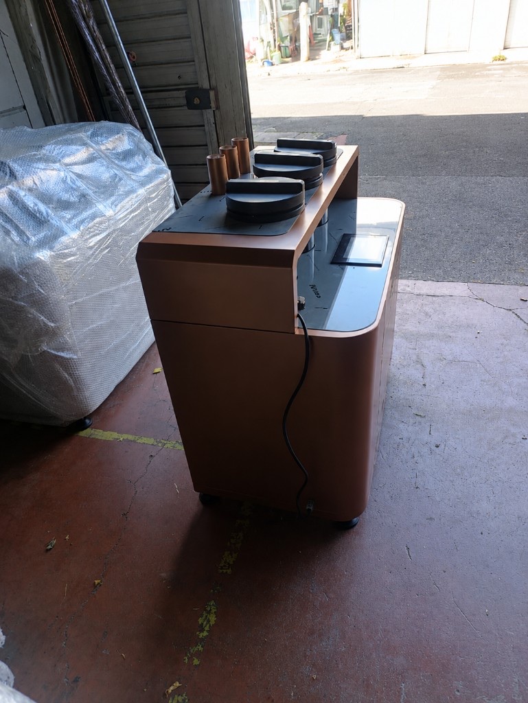 Pneumatic coffee bean conveying control unit in a café installation